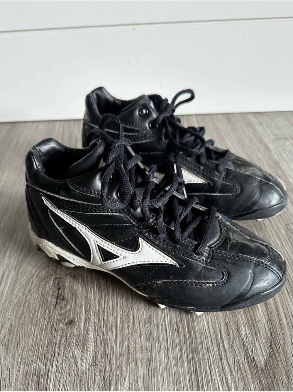 Mizuno Black and White Youth Baseball Softball Cleats